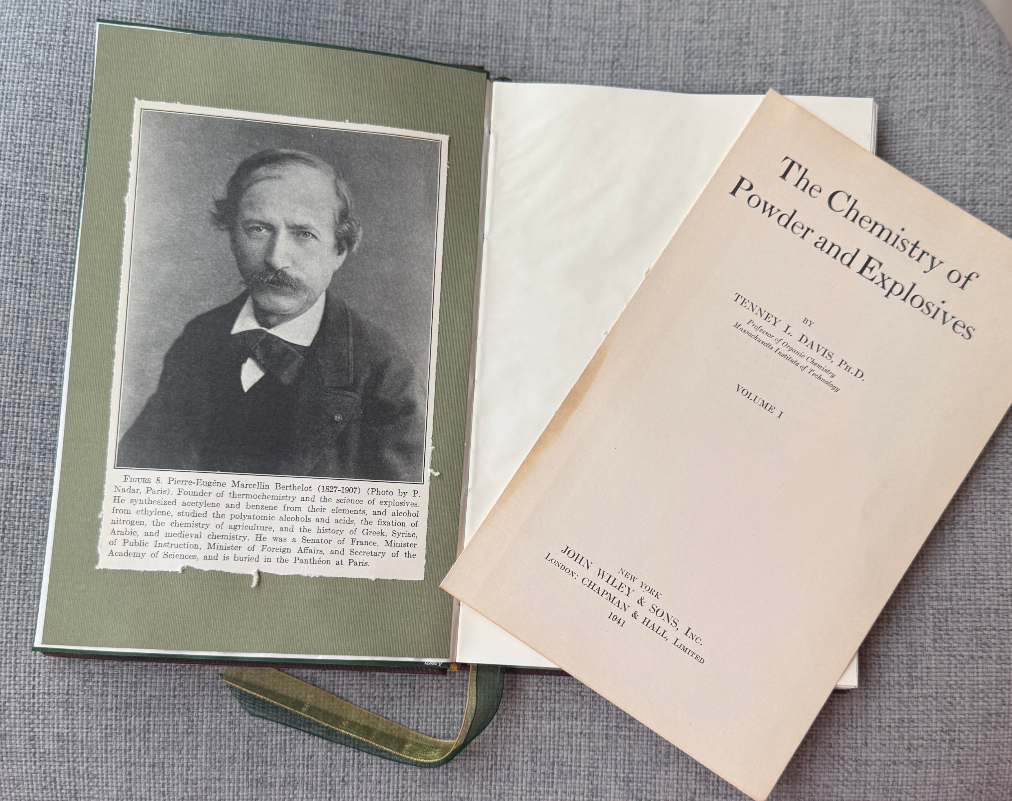 Custom 29 - Chemistry of Powder and Explosives Vol 1